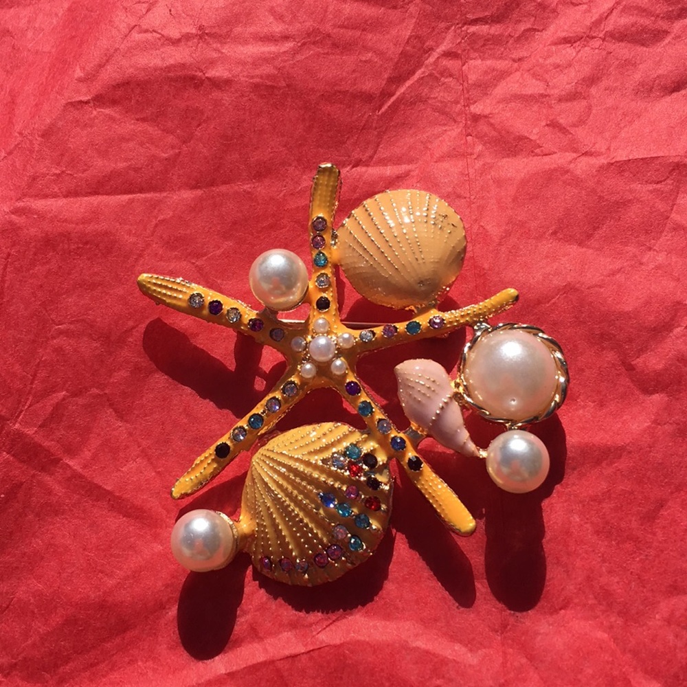 Sum-sum-summertime, what a GREAT brooch for summer
